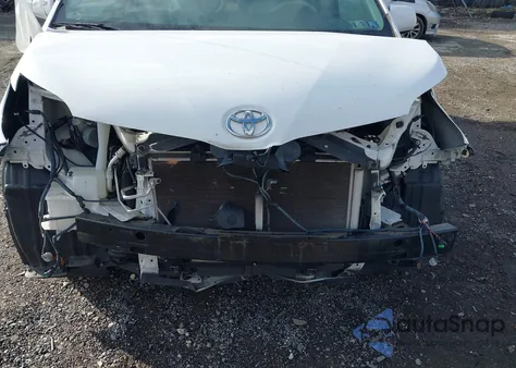 2013 Toyota Sienna Xle V6 8 Passenger z USA, uszkodzony, nr VIN 5TDYK3DC2DS290022